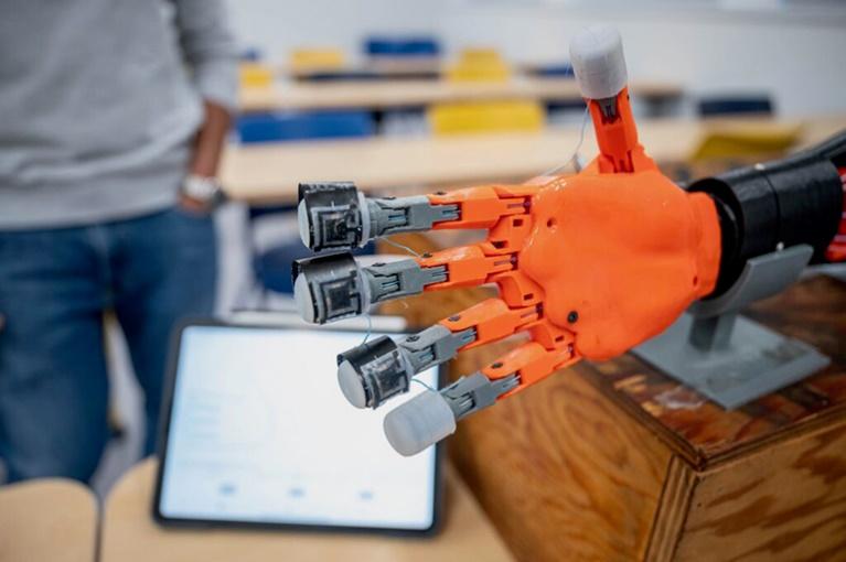 A robot hand with a few fingers

Description automatically generated with medium confidence